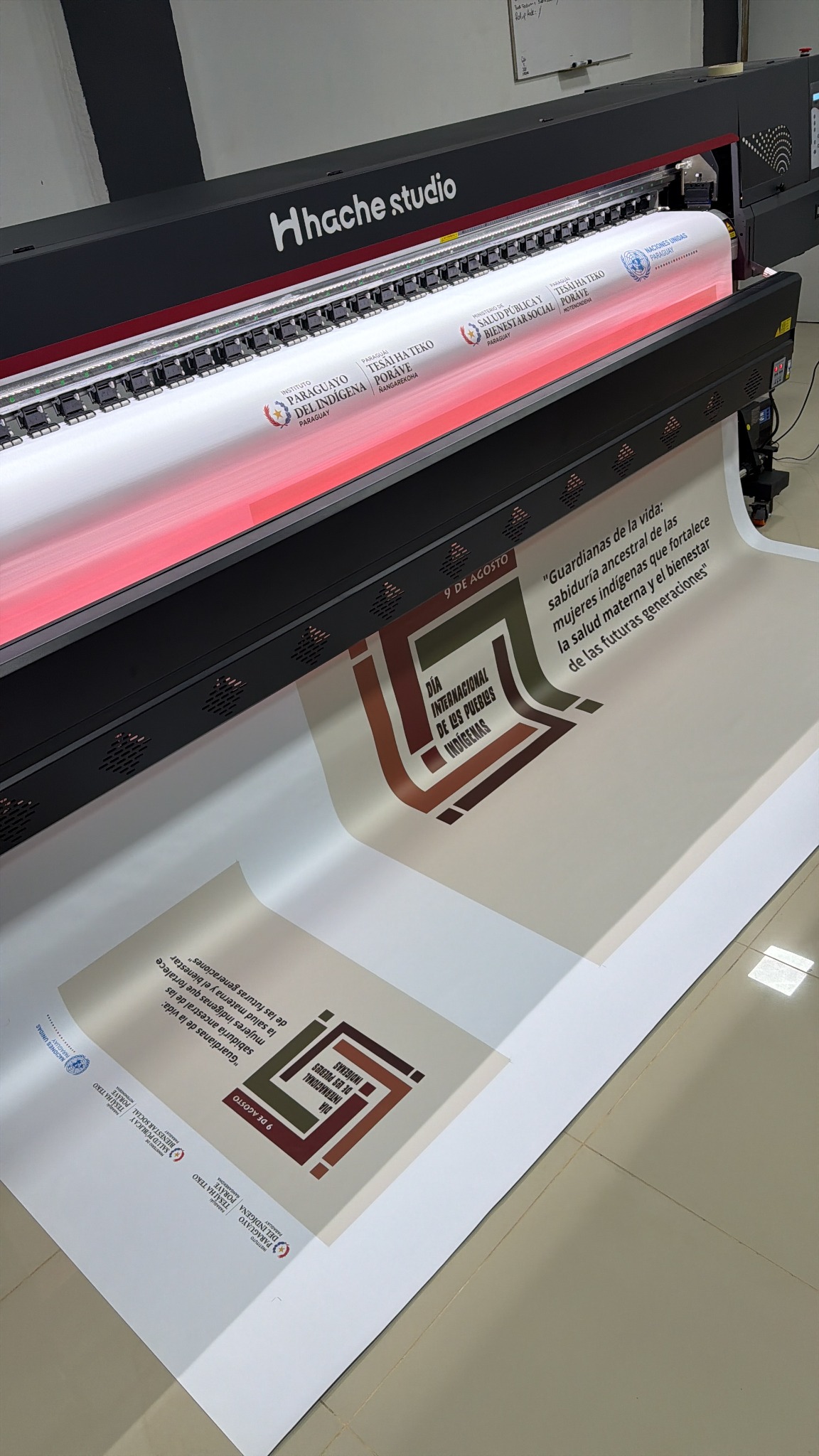 Impresora de gran formato de Hache Studio produciendo gráfica institucional