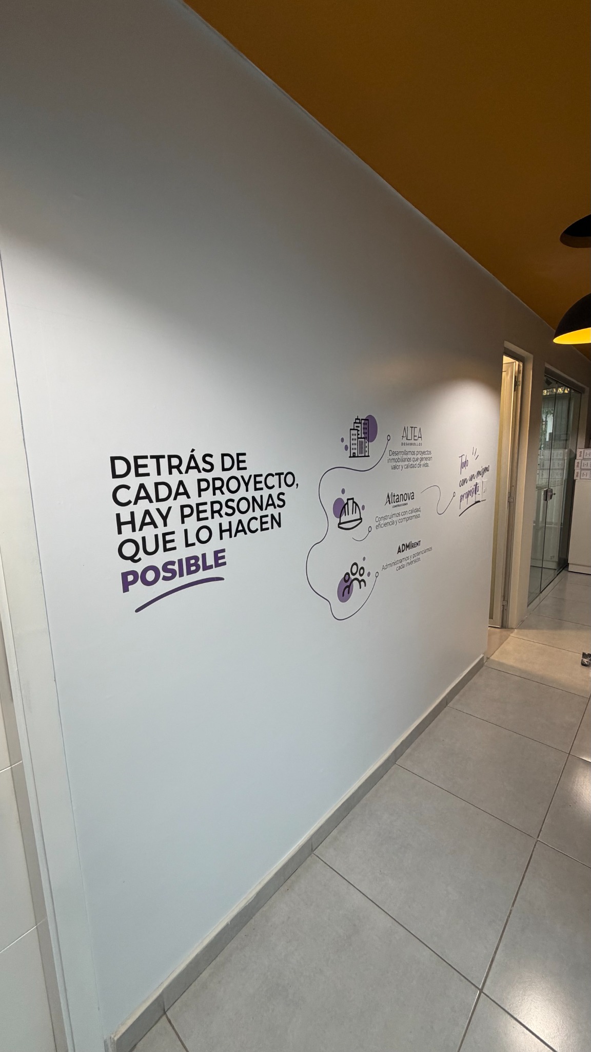 Gráfica corporativa de Altea aplicada en pared