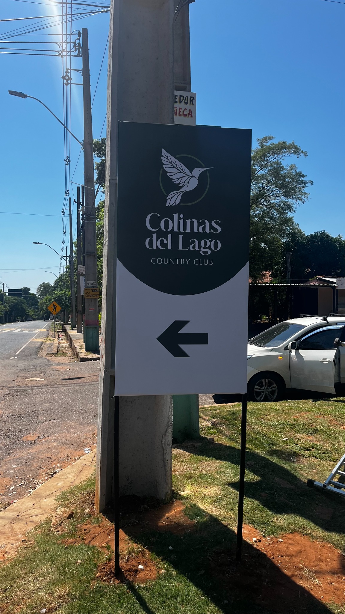 Cartel direccional instalado de Colinas del Lago Country Club